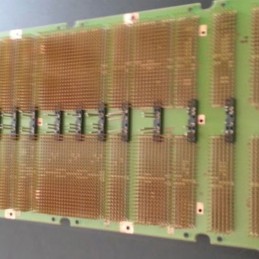 Cartelă de fundal cu mai mulți pini aurii