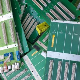 Placă pentru backplane cu mai mulți conectori aurii activați