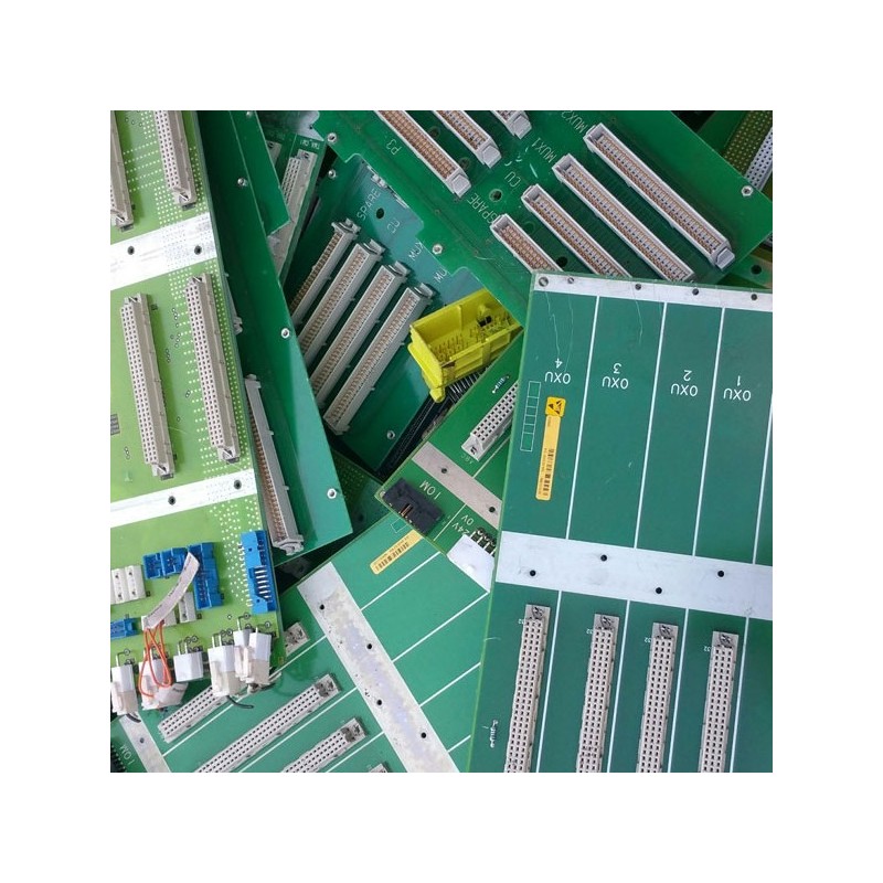 Placa de plano posterior con múltiples conectores dorados