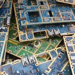 Scheda elettronica con piste dorate